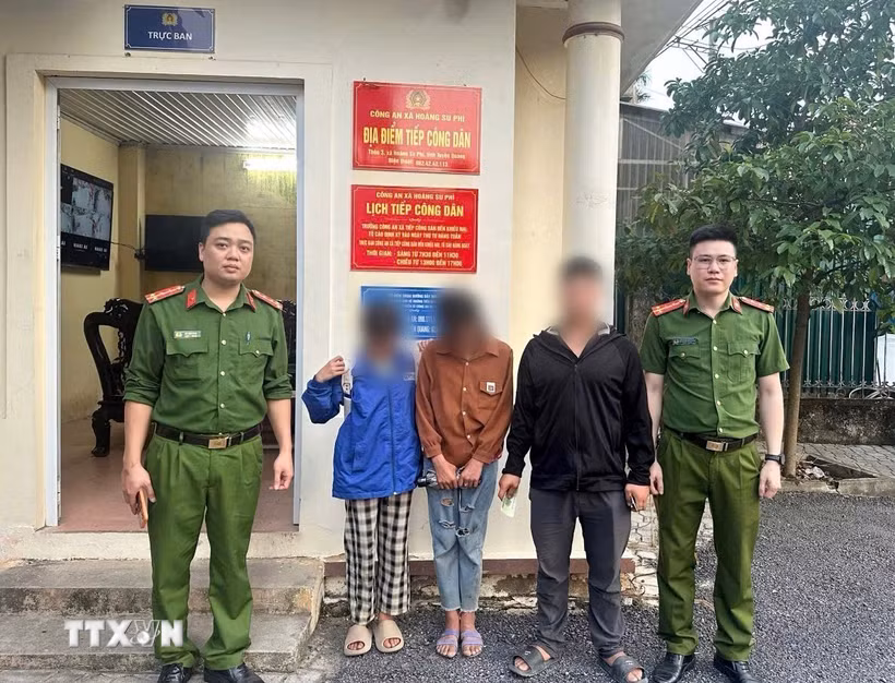 Công an xã Hoàng Su Phì kịp thời ngăn chặn và đưa hai cháu N.T.Đ. (sinh năm 2013) và N.T.C. (sinh năm 2014) trở về nhà an toàn. (Ảnh: TTXVN phát)