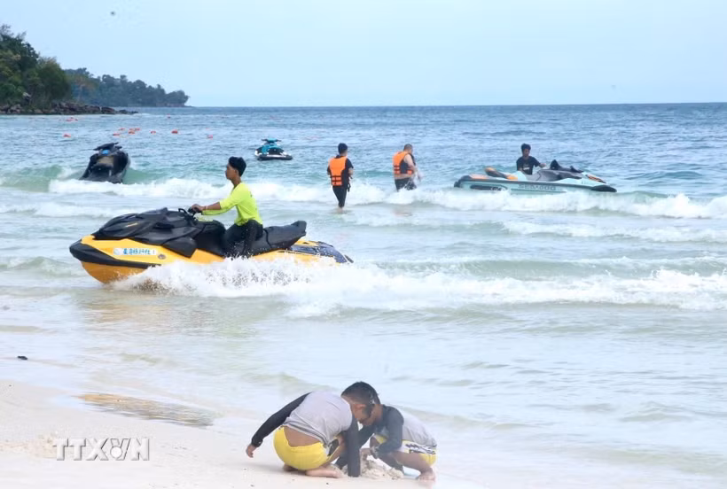 Tới Koh Rong, du khách có thể tắm biển trên nhiều bãi tắm đẹp của đảo, hay tham gia nhiều hoạt động như lặn ngắm san hô, chèo kayak, đi canoe… (Ảnh: Quang Anh/TTXVN)