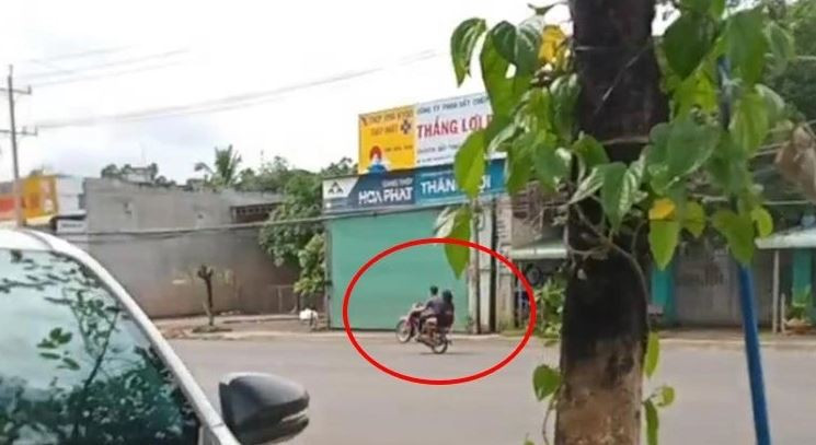 Xử lý nam thanh niên điều khiển xe máy không đội mũ bảo hiểm, đi xe "bốc đầu" 