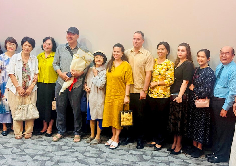 Phó Trưởng ban Thường trực Ban Tuyên giáo và Dân vận Thành ủy TPHCM Nguyễn Thị Bạch Mai cùng các đại biểu chụp ảnh lưu niệm với đạo diễn Bùi Thạc Chuyên. (Nguồn: Trang thông tin điện tử Thành phố Hồ Chí Minh)