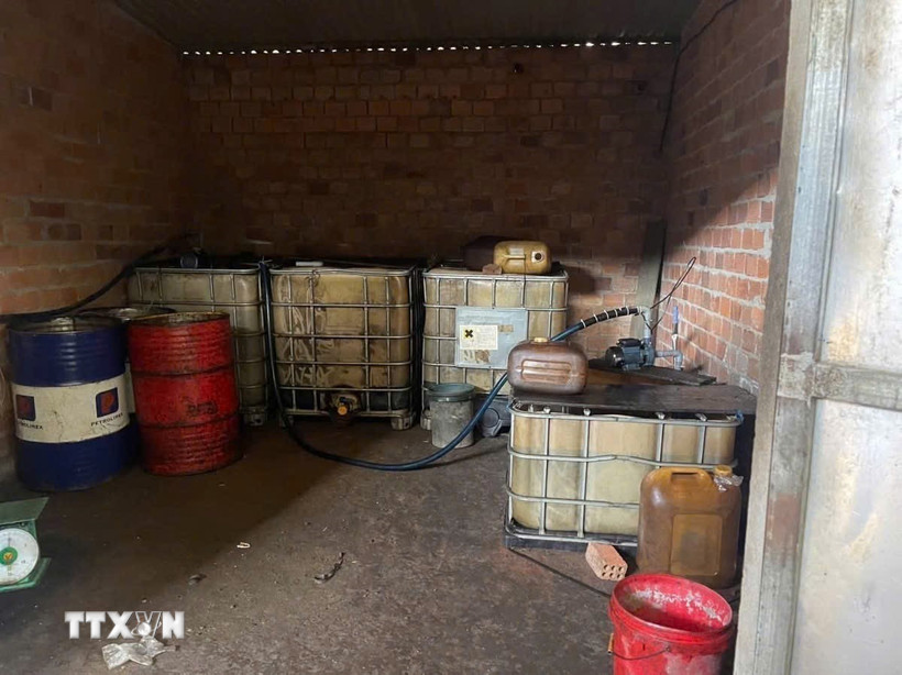 Hơn 1.000 lít dầu DO khác đã thu mua trước đó tại cơ sở kinh doanh phế liệu. (Ảnh: TTXVN phát)