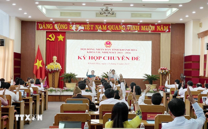 Các đại biểu Hội đồng Nhân dân tỉnh Khánh Hòa biểu quyết thông qua các nghị quyết đề ra. (Ảnh: Công Thử/TTXVN)