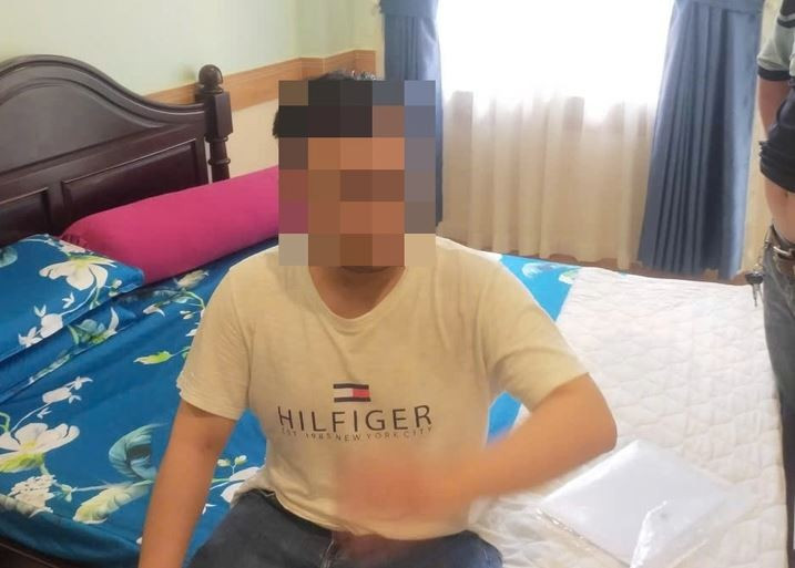 Nạn nhân Đỗ Khắc Tuấn K. khi đang ở khách sạn tại phường Tân An. (Ảnh: Công an cung cấp)