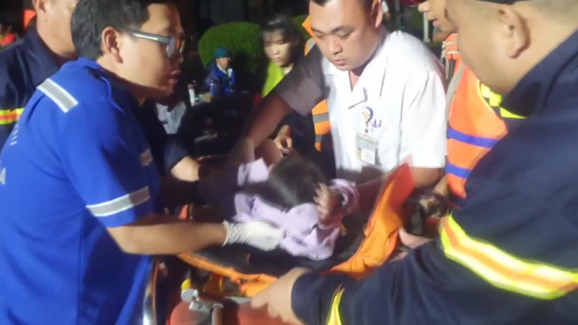 Cảnh sát đưa cháu bé bị hóc dị vật ra khỏi vùng ngập sâu ở phường Tây Nha Trang (tỉnh Khánh Hòa) - (Ảnh cắt từ clip: TTXVN)