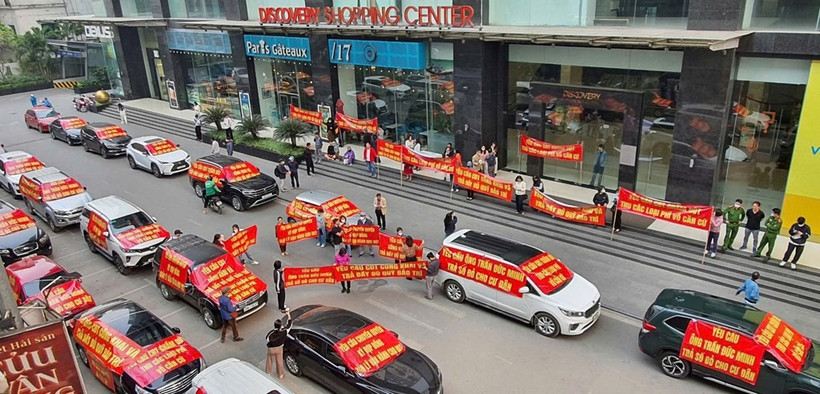 Cư dân Chung cư 302 đường Cầu Giấy (phường Dịch Vọng, quận Cầu Giấy, Hà Nội) tập trung trước sảnh tòa nhà, căng băng rôn đòi quyền lợi. (Ảnh: Thu Hằng/TTXVN)