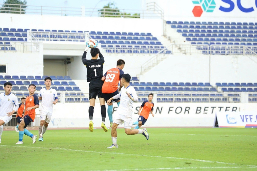 Ngay sau lễ khai mạc là trận đấu mở màn giữa U21 Thành phố Hồ Chí Minh và U21 Sông Lam Nghệ An. (Ảnh: TTXVN phát.)