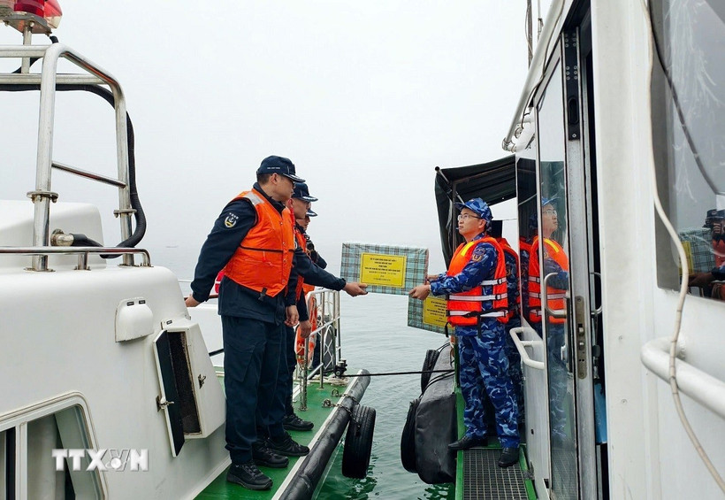 Lực lượng tuần tra hai nước tặng quà cho nhau sau khi kết thúc nhiệm vụ. (Ảnh: TTXVN)