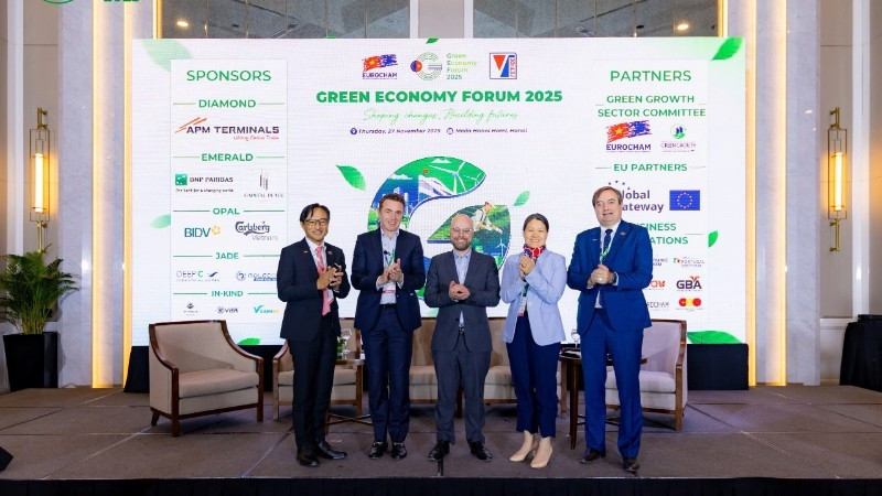 Chủ tịch EuroCham Việt Nam Bruno Jaspaert (ngoài cùng bên phải) và các đại biểu tham dự Diễn đàn Kinh tế Xanh 2025. (Ảnh: EuroCham)