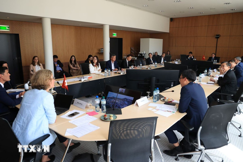 Quang cảnh buổi làm việc của đoàn đại biểu Việt Nam tại Đại học Bách khoa Lausanne. (Ảnh: Anh Hiển/TTXVN)
