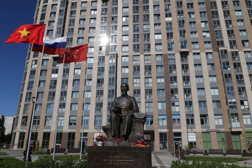 Tượng đài Chủ tịch Hồ Chí Minh ở Quảng trường cùng mang tên Người ở thành phố St-Peterburg, Nga. (Ảnh: Quang Vinh/TTXVN)