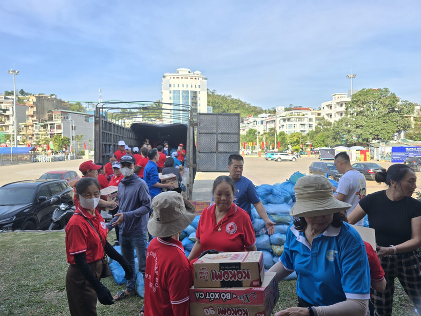 Nhân dân Quảng Ninh, trong đó có nhiều người cao tuổi không quản vất vả tích cực bốc xếp hàng hóa để vận chuyển vào Lâm Đồng trong những ngày qua. (Ảnh: Thanh Vân/TTXVN)