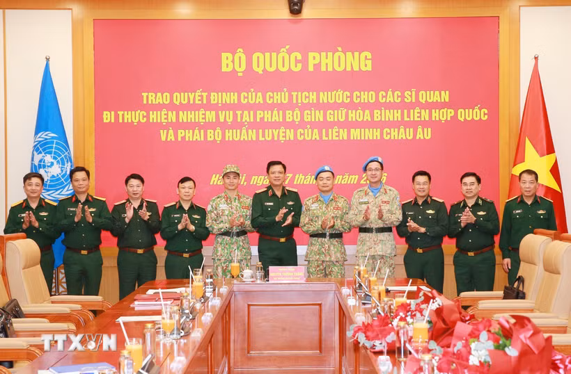 Thượng tướng Nguyễn Trường Thắng, Ủy viên Trung ương Đảng, Thứ trưởng Bộ Quốc phòng, đại diện các cơ quan Bộ Quốc phòng chúc mừng các sỹ quan chuẩn bị lên đường làm nhiệm vụ. (Ảnh: Trọng Đức/TTXVN)