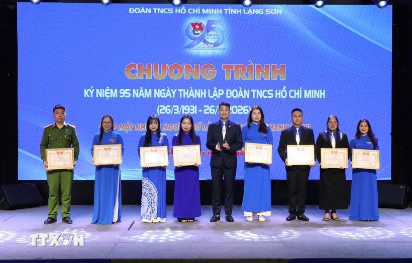 Tặng Bằng khen của Tỉnh đoàn Lạng Sơn cho các cá nhân có thành tích tiêu biểu trong đợt phát động thi đua, tổ chức các hoạt động kỷ niệm 95 năm ngày thành lập Đoàn TNCS Hồ Chí Minh. (Ảnh: Anh Tuấn/TTXVN)