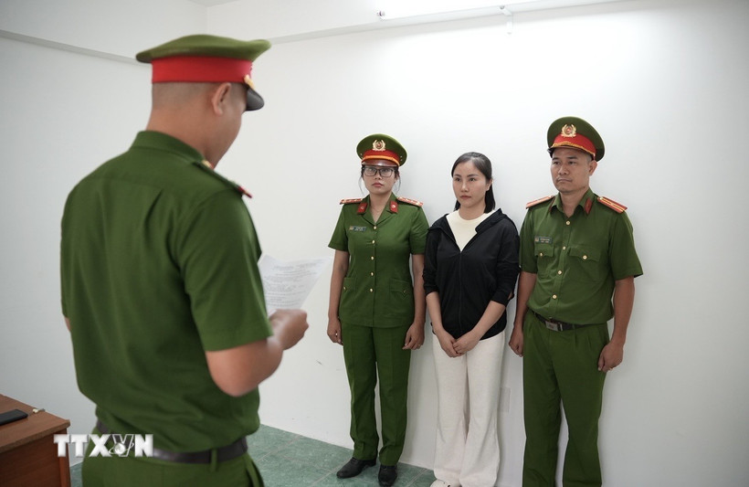 Tống đạt quyết định bắt giam bị can Trần Thị Xuân. (Ảnh: TTXVN phát)