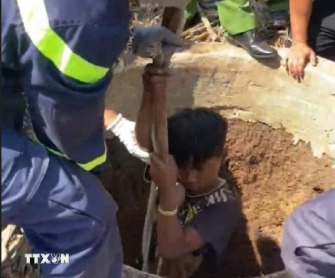 Đắk Lắk: Kịp thời cứu cháu bé rơi xuống giếng sâu 20m