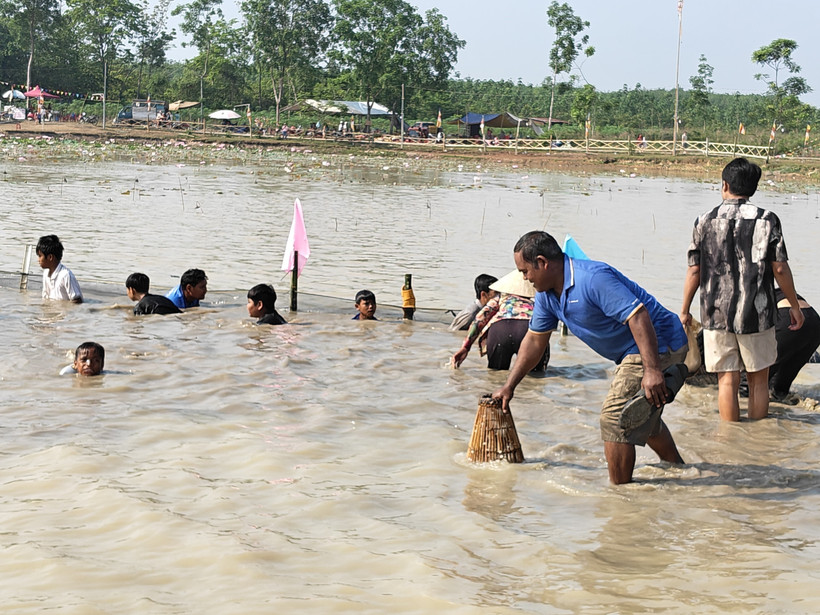 Người dân dùng dụng cụ truyền thống bắt cá tại Lễ hội Phá Bàu. (Ảnh: K GỬIH/TTXVN)