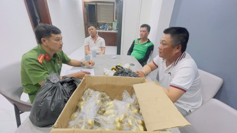 Cơ quan Công an lấy lời khai các đối tượng. (Nguồn: Nhân dân)