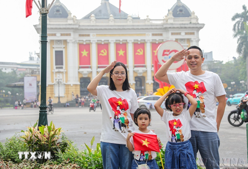 Một gia đình chụp ảnh lưu lại kỷ niệm trong dịp kỷ niệm 50 năm Ngày Giải phóng miền Nam, thống nhất đất nước (30/4/2025). (Ảnh: Khánh Hoà/TTXVN)