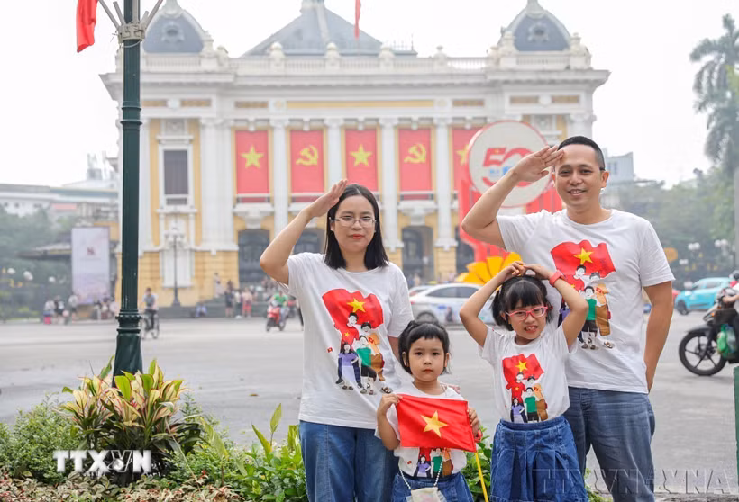 Một gia đình chụp ảnh lưu lại kỷ niệm trong dịp kỷ niệm 50 năm Ngày Giải phóng miền Nam, thống nhất đất nước (30/4/2025). (Ảnh: Khánh Hoà/TTXVN)