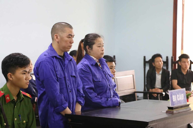 Hai đối tượng Chinh và Nhập tại phiên tòa. (Nguồn: SKĐS) 