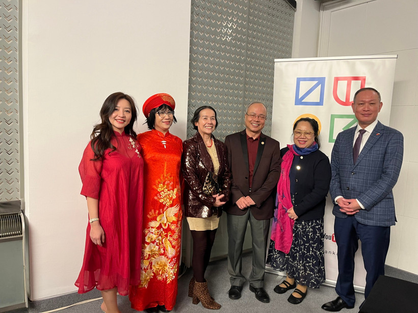 Nghệ sỹ Kiều Anh chụp ảnh lưu niệm cùng Đại sứ Phạm Trường Giang. (Nguồn: TTXVN)