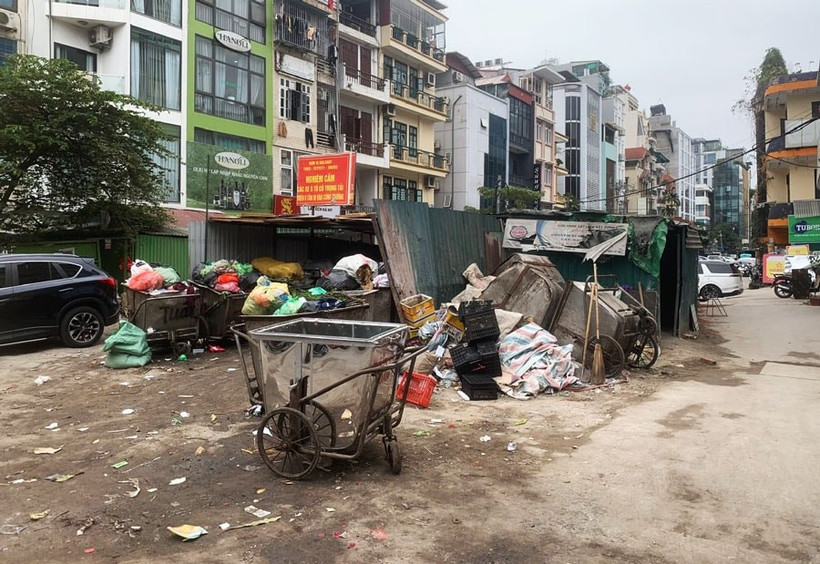 Điểm tập kết rác gây ô nhiễm ở ngõ 34 và 36 phố Giang Văn Minh (quận Ba Đình).(Nguồn: Hà Nội Mới)