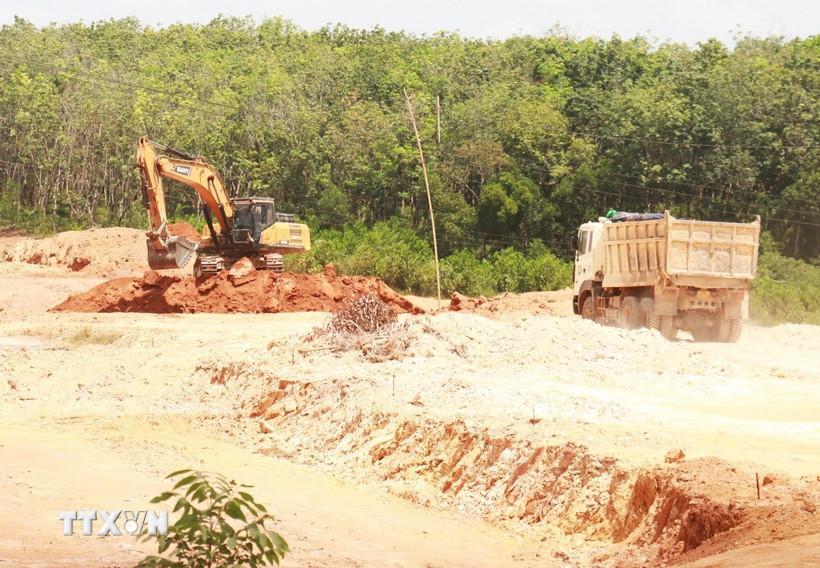 Các phương tiện thi công Dự án cao tốc Vạn Ninh - Cam Lộ đoạn qua huyện Vĩnh Linh, tỉnh Quảng Trị. (Ảnh: Nguyên Lý/TTXVN)