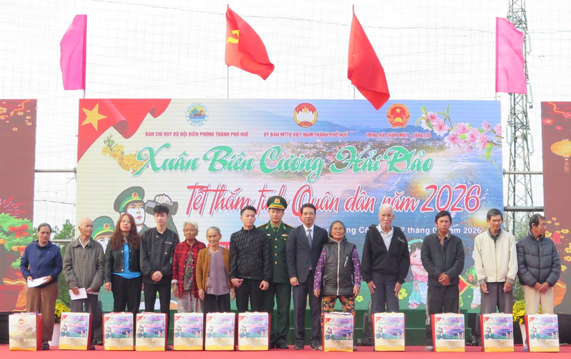 Trao quà Tết cho các hộ gia đình có hoàn cảnh khó khăn tại vùng biên giới biển Chân Mây - Lăng Cô. (Ảnh: Mai Trang/TTXVN)