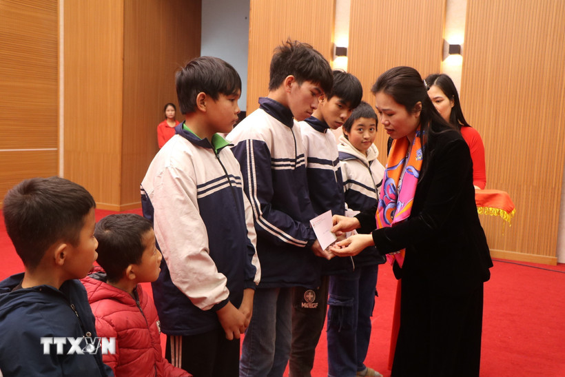 Trao tặng suất học bổng cho học sinh khuyết tật, học sinh có hoàn cảnh khó khăn. (Ảnh: Nguyễn Thảo/TTXVN)