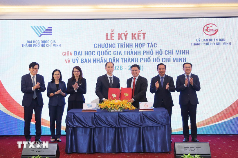 Đại diện lãnh đạo Đại học Quốc gia Thành phố Hồ Chí Minh và Ủy ban Nhân dân Thành phố Hồ Chí Minh ký kết chương trình hợp tác. (Ảnh: Thu Hoài/TTXVN)