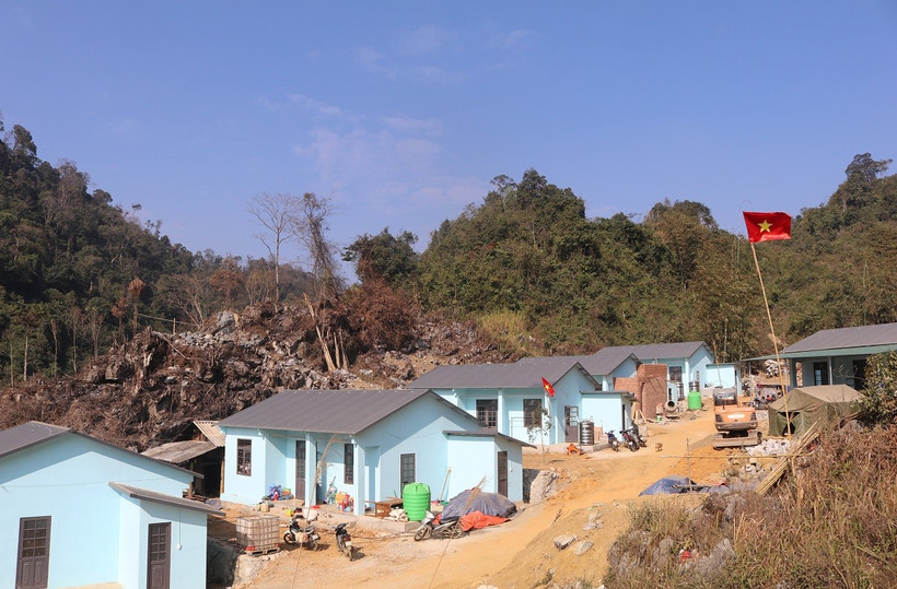 Những ngôi nhà được nhà nước hỗ trợ xây mới ở khu tái định cư xóm Lũng Lỳ. (Ảnh: Chu Hiệu/TTXVN)