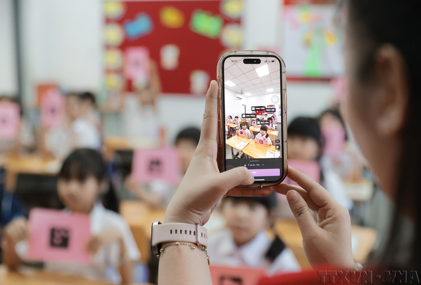 Ứng dụng công nghệ số trong giờ học thực hành. (Ảnh: Nguyễn Thành/TTXVN)
