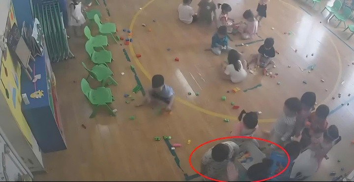 Cô giáo kéo cháu bé vào góc khuất rồi dùng tay đánh cháu.