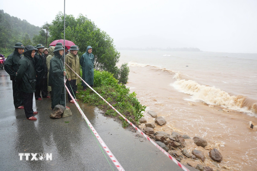Lãnh đạo thành phố Huế kiểm tra tình hình sạt lở trên địa bàn. (Ảnh: Mai Trang/TTXVN)