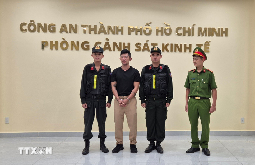Ca sỹ Lương Bằng Quang tại Cơ quan Công an. (Ảnh: TXVN phát)