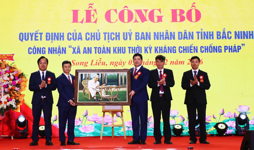 Bí thư Tỉnh ủy Bắc Ninh Nguyễn Hồng Thái (thứ 3, phải sang) tặng bức ảnh Bác Hồ cho Đảng bộ, chính quyền và Nhân dân phường Song Liễu. (Ảnh: Thanh Thương/TTXVN)