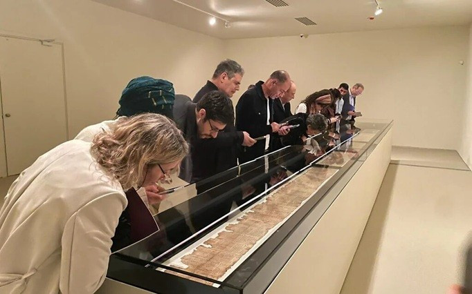 Israel lần đầu trưng bày cuốn Kinh Thánh cổ 2.100 tuổi