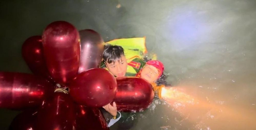 Công an xã Quảng Hà giải cứu nạn nhân trong đêm. (Ảnh: Công an xã Quảng Hà.)