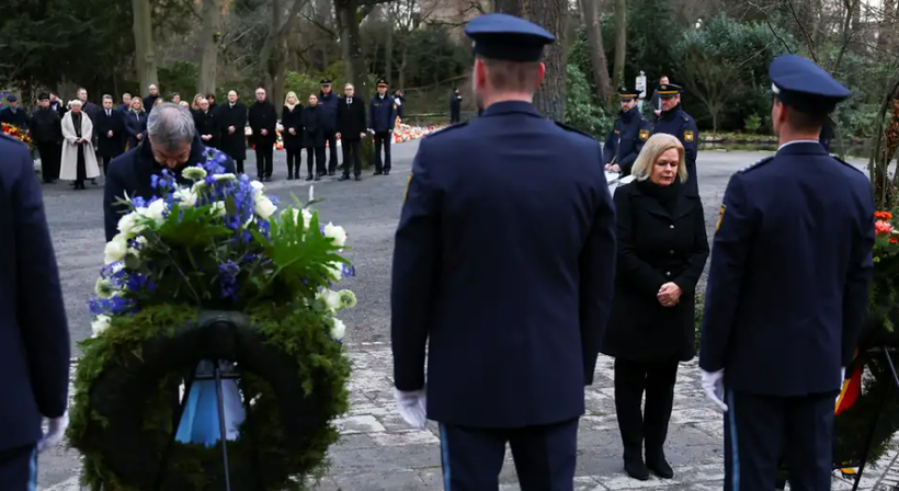 Buổi lễ đặt vòng hoa tưởng niệm nạn nhân vụ tấn công bằng dao (Nguồn: Reuters)