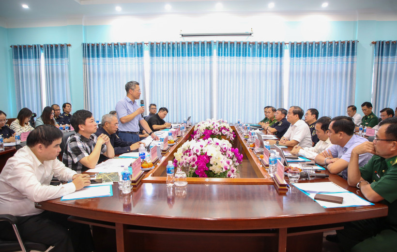 Đoàn công tác Cục Hải quan do ông Âu Anh Tuấn, Phó Cục trưởng Cục Hải quan dẫn đầu đã có buổi làm việc tại Cửa khẩu quốc tế Mộc Bài, tỉnh Tây Ninh. (Ảnh: Giang Phương/TTXVN)