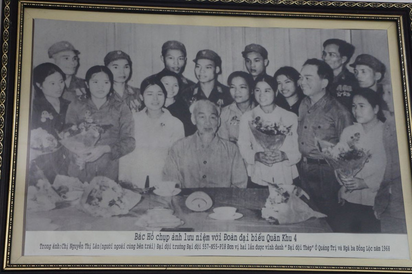 Bà Nguyễn Thị Lân (đứng ngoài cùng, bên trái) trong bức ảnh Bác Hồ chụp lưu niệm với Đoàn đại biểu Quân khu 4. (Ảnh tư liệu: Bích Huệ/TTXVN)