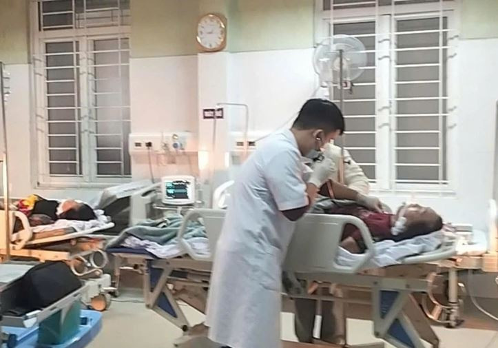 Hai chị em bị ngộ độc khí được Bệnh viện Đa khoa khu vực Bắc Quảng Trị cấp cứu. (Nguồn: Tuổi Trẻ)