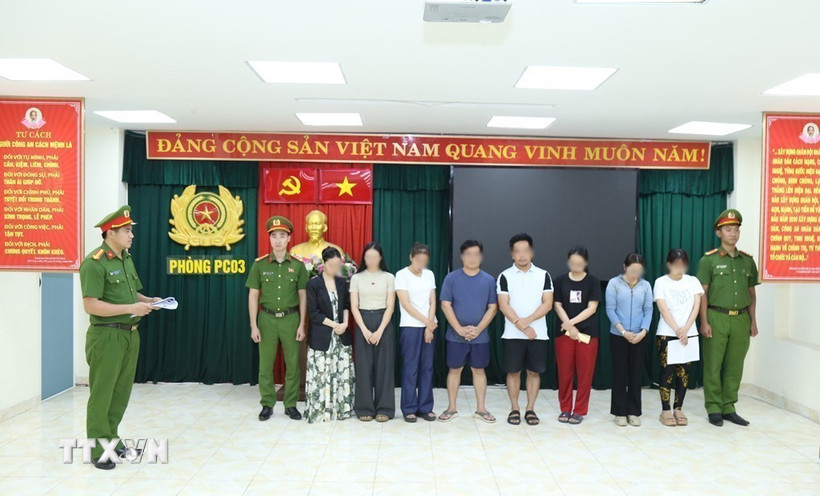 Cơ quan cảnh sát điều tra thi hành lệnh bắt tạm giam các bị can. (Ảnh: TTXVN phát)