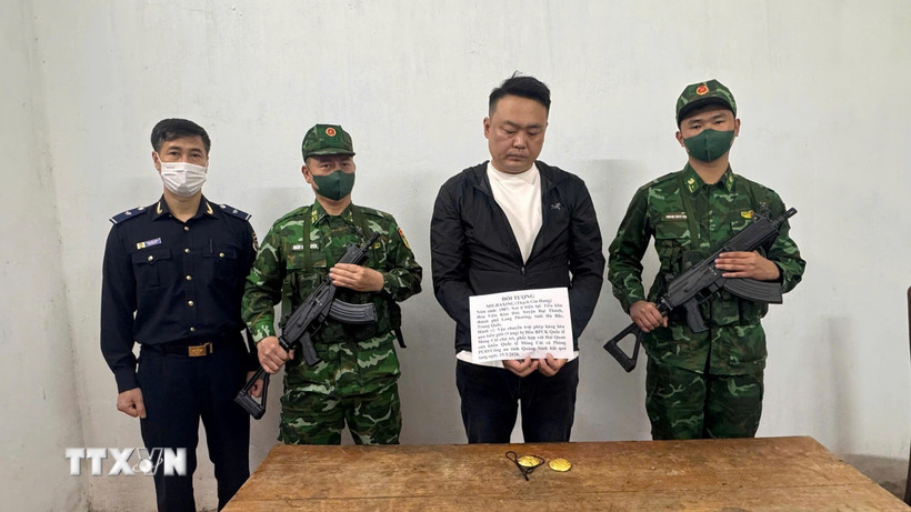 Đối tượng SHI JIAXING (Thạch Gia Hưng) và tang vật bị lực lượng chức năng bắt giữ. (Ảnh: TTXVN phát)