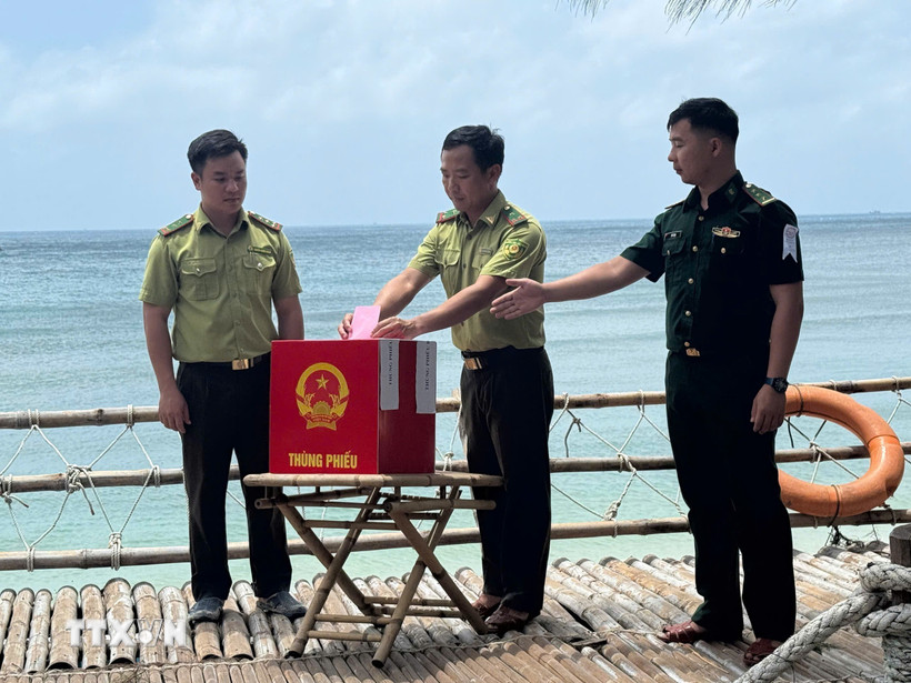 Lực lượng Kiểm lâm Vườn quốc gia Côn Đảo tiến hành bỏ phiếu tại Hòn Bảy Cạnh - Ban quản lý Vườn quốc gia Côn Đảo. (Ảnh: Huỳnh Sơn/TTXVN)