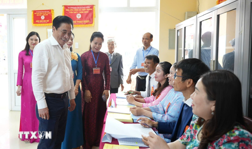 Chủ tịch UBND thành phố Huế Nguyễn Khắc Toàn dự Lễ khai mạc và tham gia bầu cử tại Tổ bầu cử số 1, phường An Cựu, thành phố Huế. (Ảnh: Văn Dũng/TTXVN)