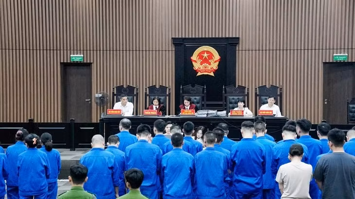 32 người bị đưa ra xét xử trong vụ án mua bán, tổ chức sử dụng ma túy tại quán karaoke. (Nguồn: Tuổi Trẻ)