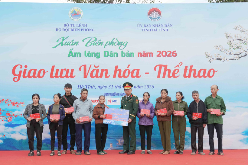 Đại diện nhà tài trợ trao quà hỗ trợ người dân vùng biên. (Ảnh: Hữu Quyết/TTXVN)