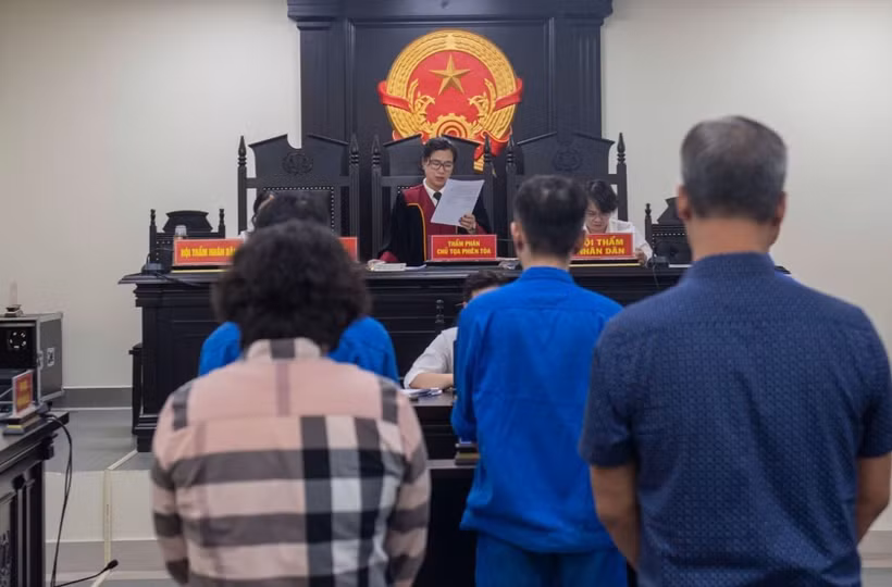 Hội đồng xét xử đọc quyết định trả hồ sơ vụ án để điều tra, bổ sung. (Nguồn: VTV)