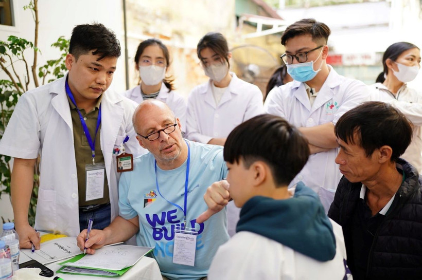 Khám sàng lọc cho các bệnh nhi bị khe hở môi - vòm miệng. (Ảnh: TTXVN)